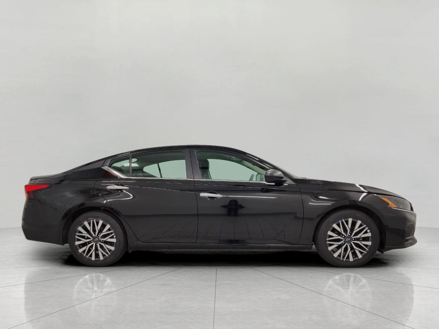 Used 2025 Nissan Altima 2.5 SV FWD image 10