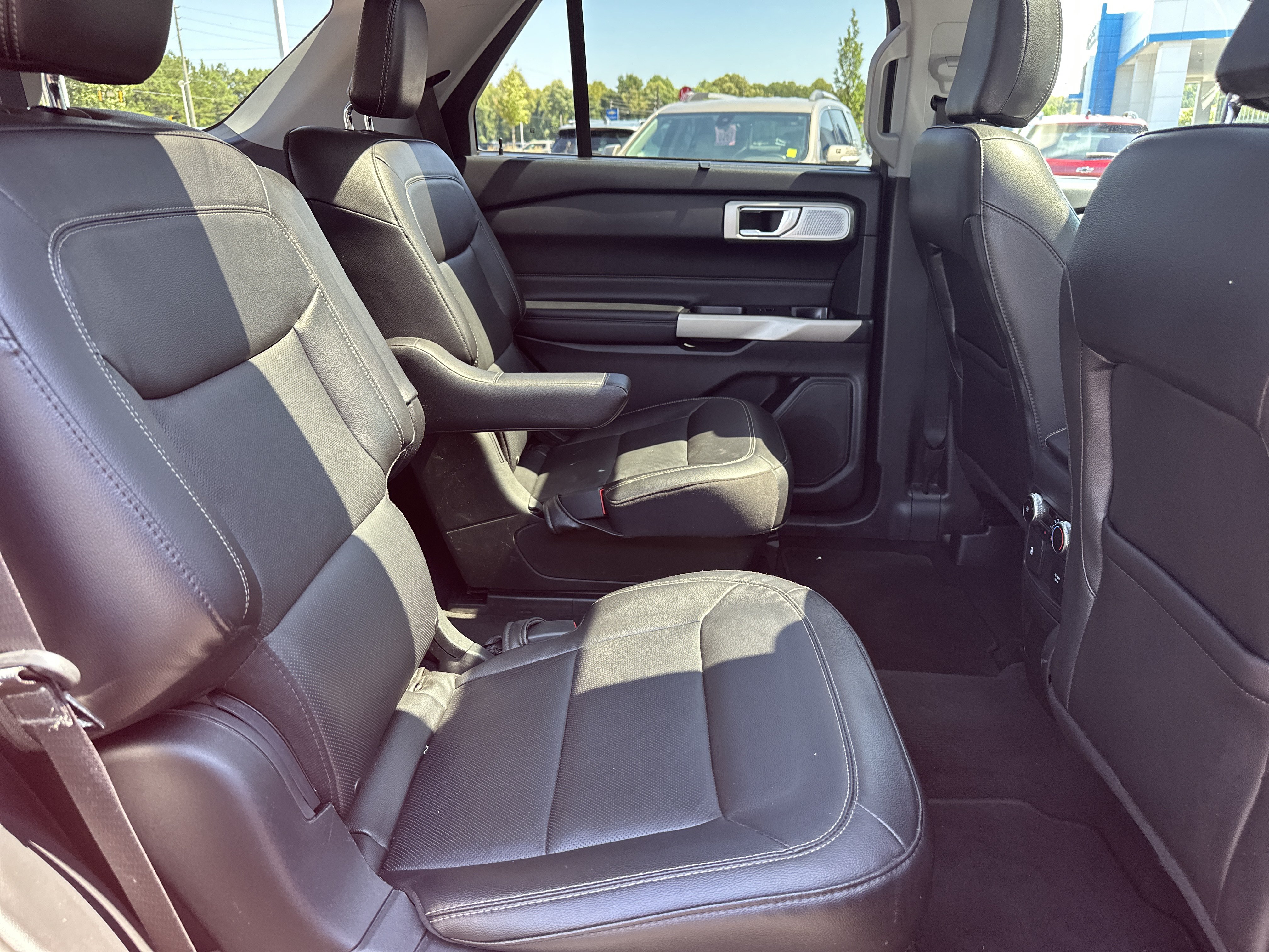 Used 2023 Ford Explorer Limited w/ Limited Technology Package RWD image 16