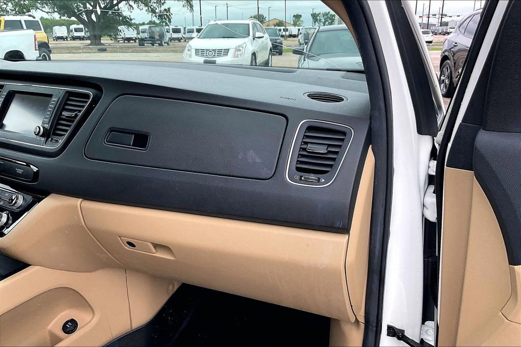 Used 2017 Kia Sedona LX w/ LX Essentials Premium Package FWD image 23