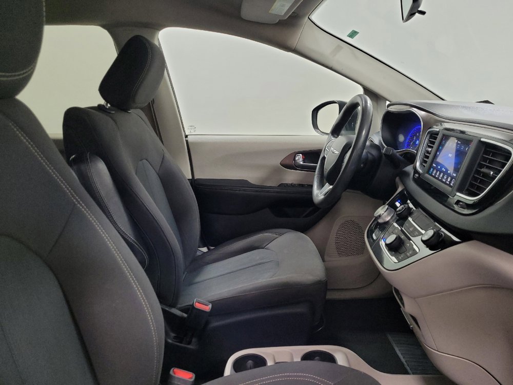 Used 2020 Chrysler Voyager L FWD image 21