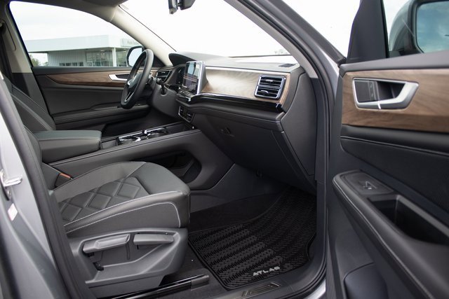 Used 2024 Volkswagen Atlas SE image 17