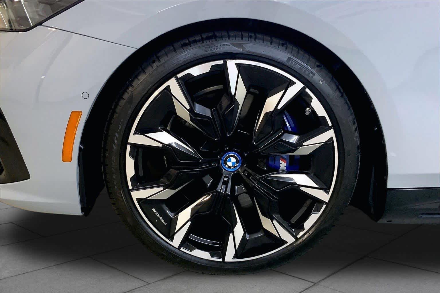 Used 2024 BMW i5 eDrive40i w/ Executive Package RWD image 9