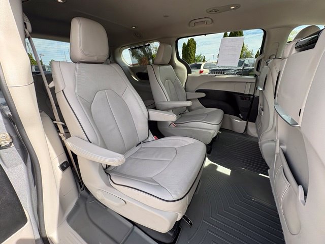 Used 2018 Chrysler Pacifica Limited w/ Advanced Safetytec Group FWD image 29