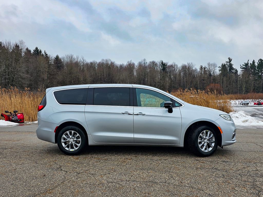 New 2026 Chrysler Pacifica Limited image 4