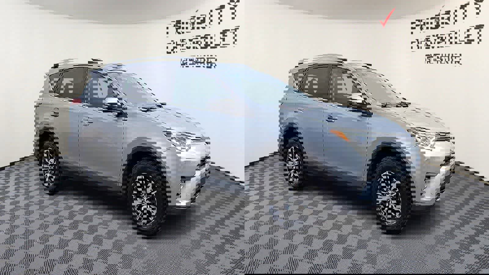 Used 2018 Toyota RAV4 XLE AWD/4WD image 2