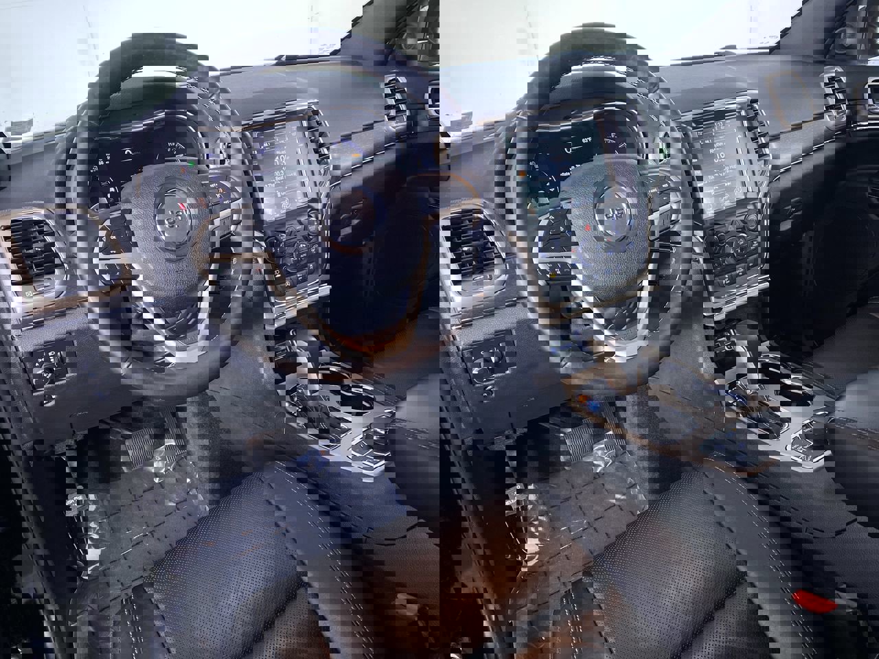 Used 2017 Jeep Grand Cherokee Limited w/ Luxury Group II image 2