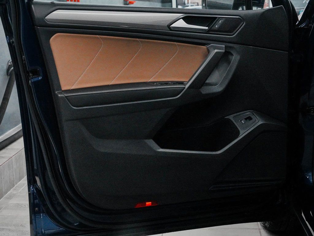 Used 2022 Volkswagen Tiguan SE w/ Panoramic Sunroof Package image 11