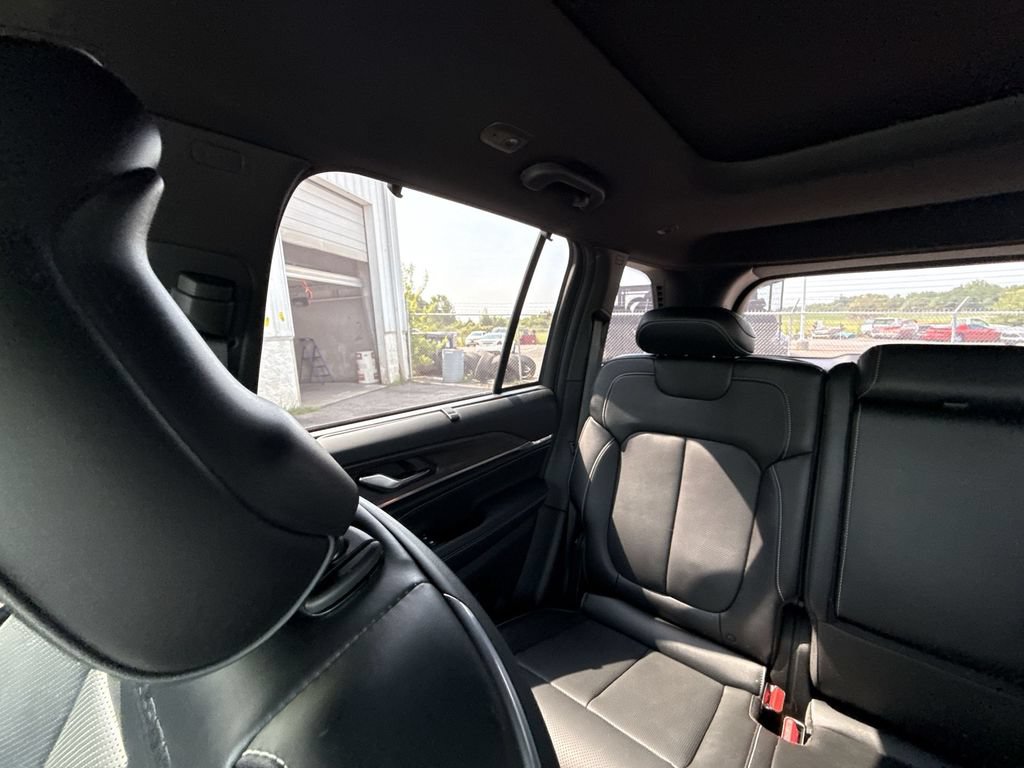 Used 2023 Jeep Grand Cherokee Overland w/ Luxury Tech Group IV RWD image 10