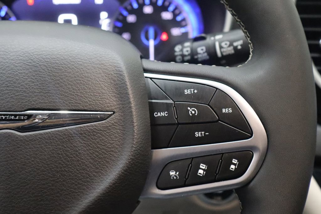 Used 2024 Chrysler Pacifica Touring-L image 25