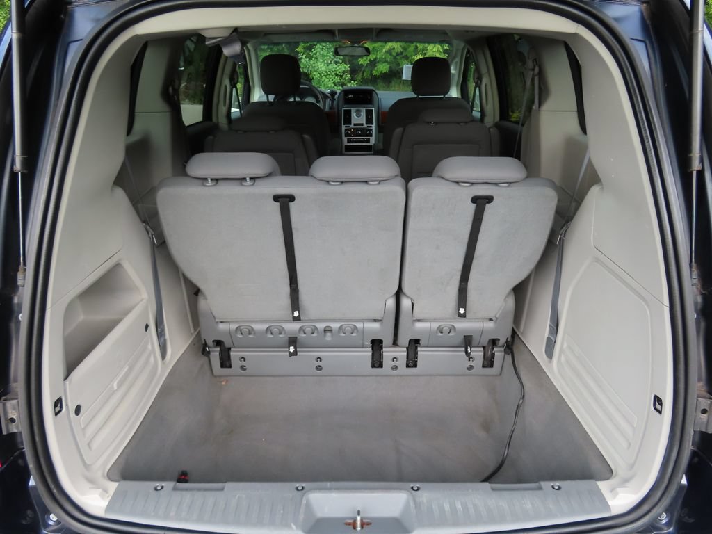 Used 2009 Chrysler Town & Country LX FWD image 10