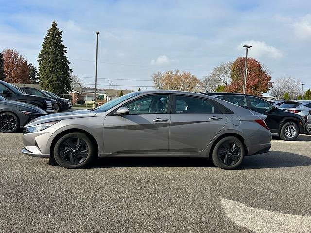 Used 2023 Hyundai Elantra SEL w/ Cargo Package image 3