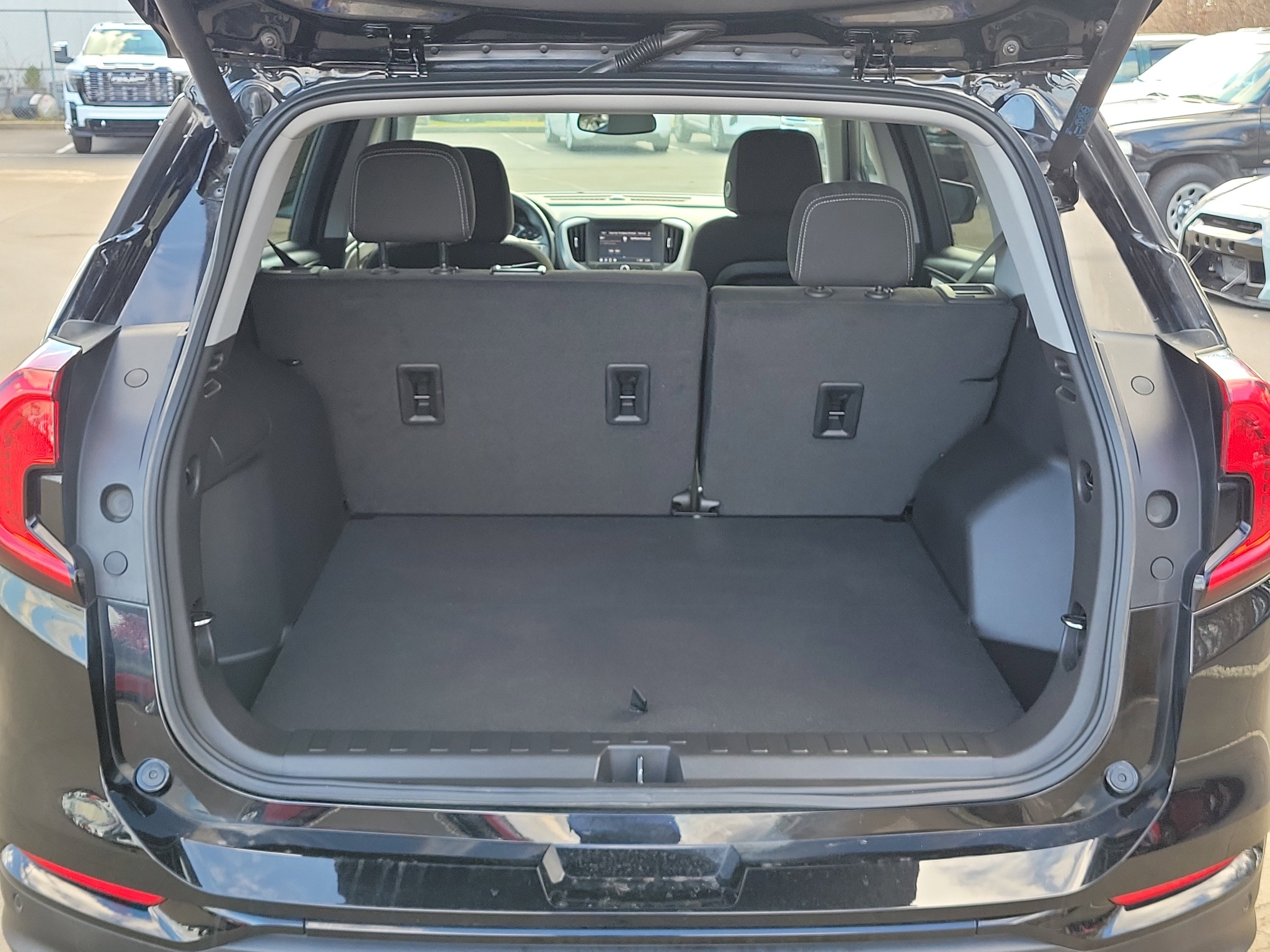 Used 2023 GMC Terrain SLE w/ Driver Convenience Package image 8