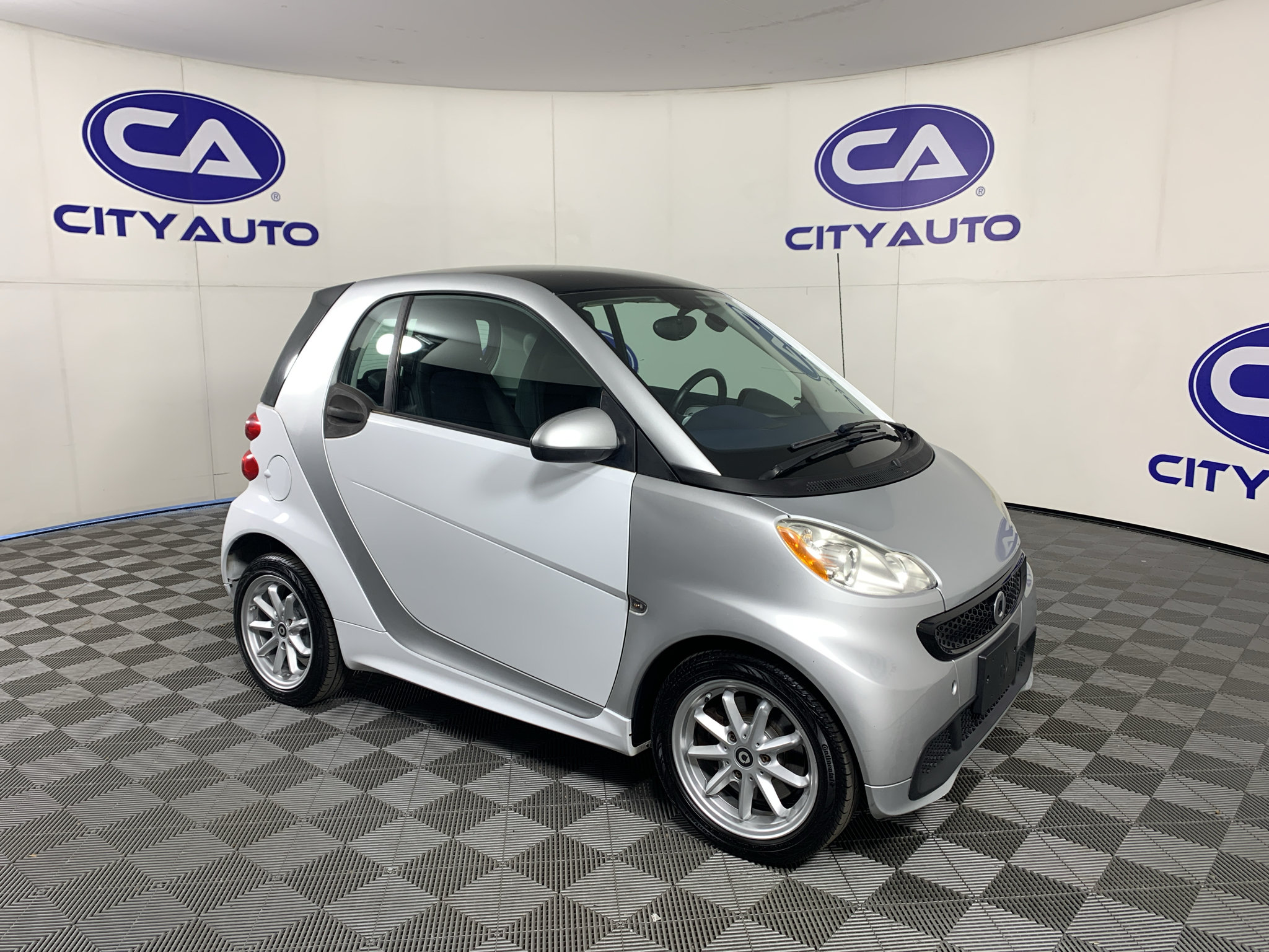 Used 2015 smart fortwo pure RWD image 1