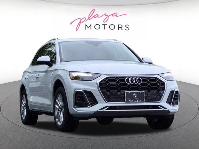 Certified 2023 Audi Q5 2.0T Premium w/ Convenience Package AWD/4WD image 3