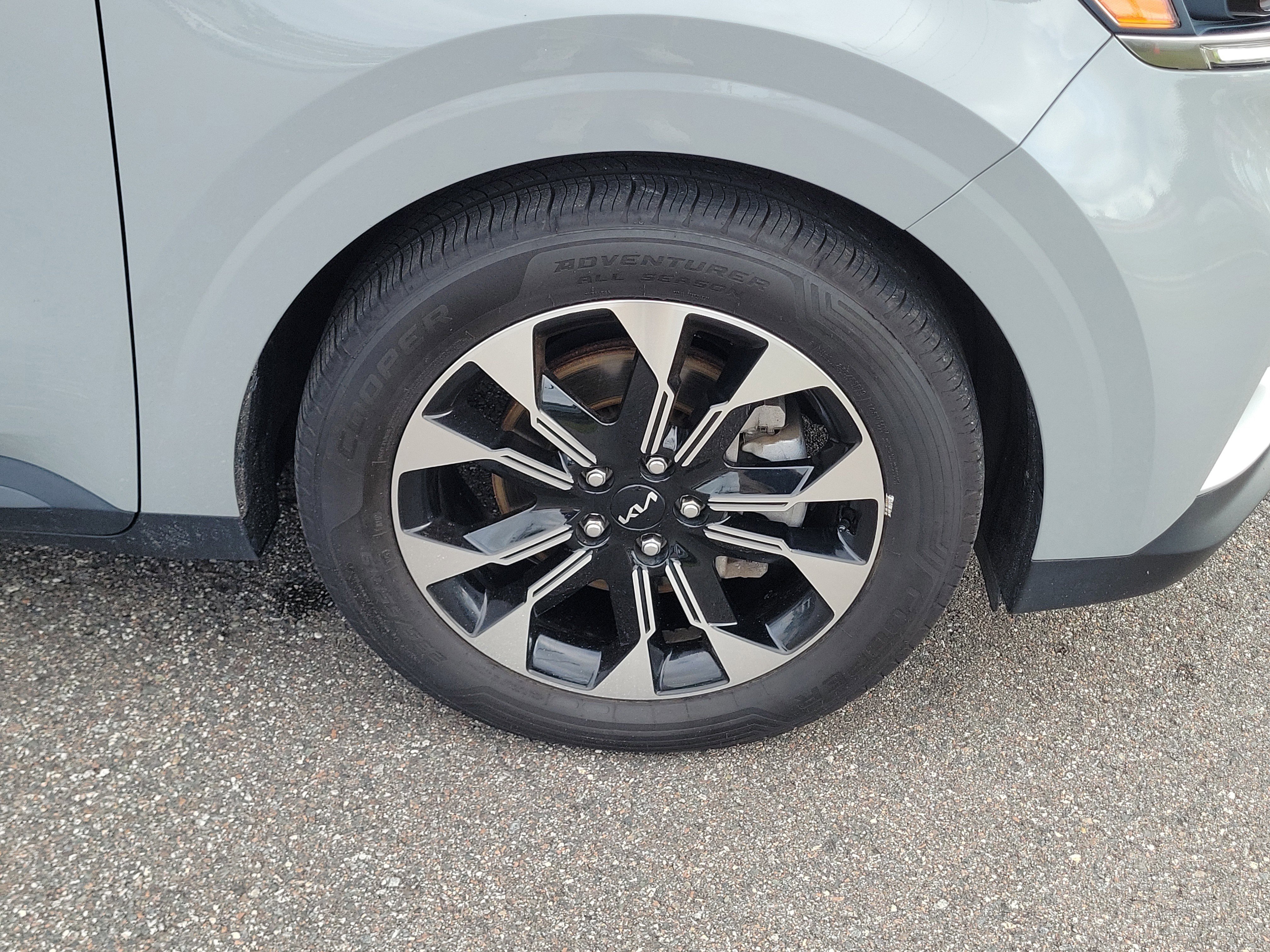 Used 2023 Kia Carnival EX FWD image 42