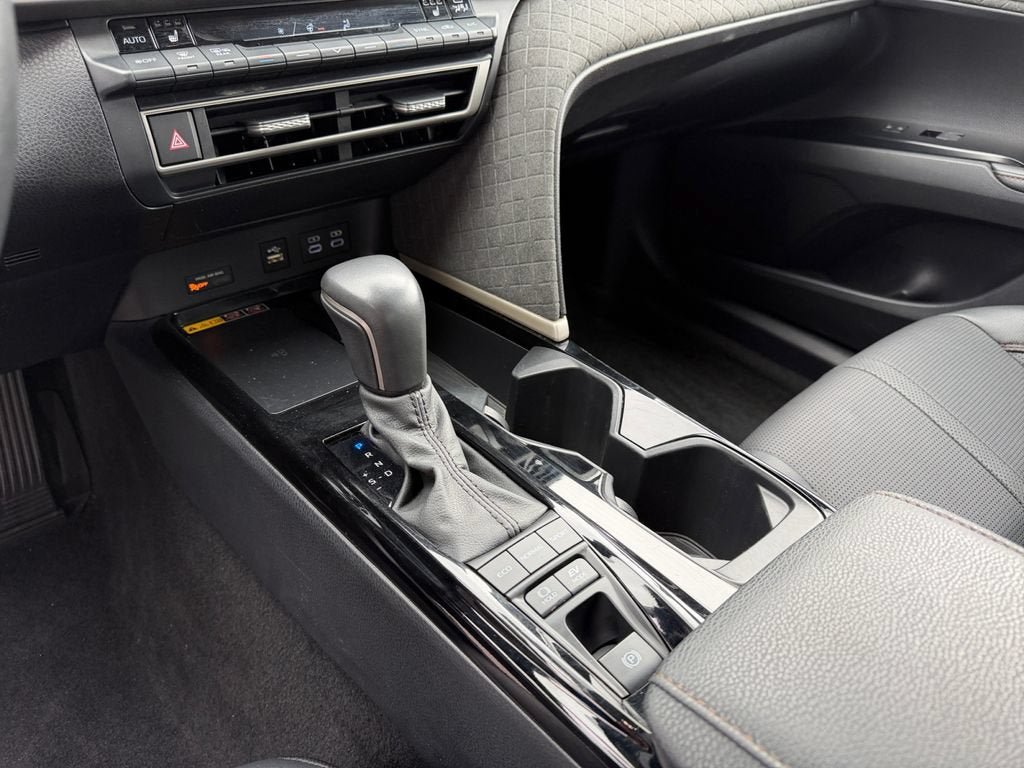 Used 2025 Toyota Camry XLE FWD image 32