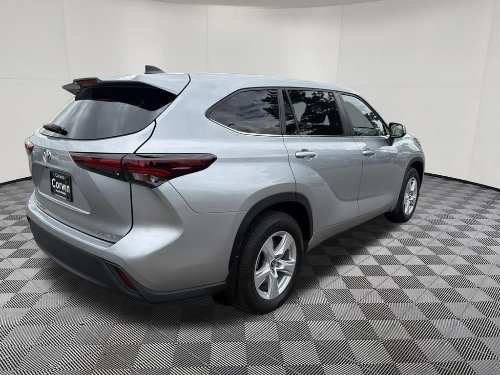 Used 2024 Toyota Highlander LE AWD/4WD image 7