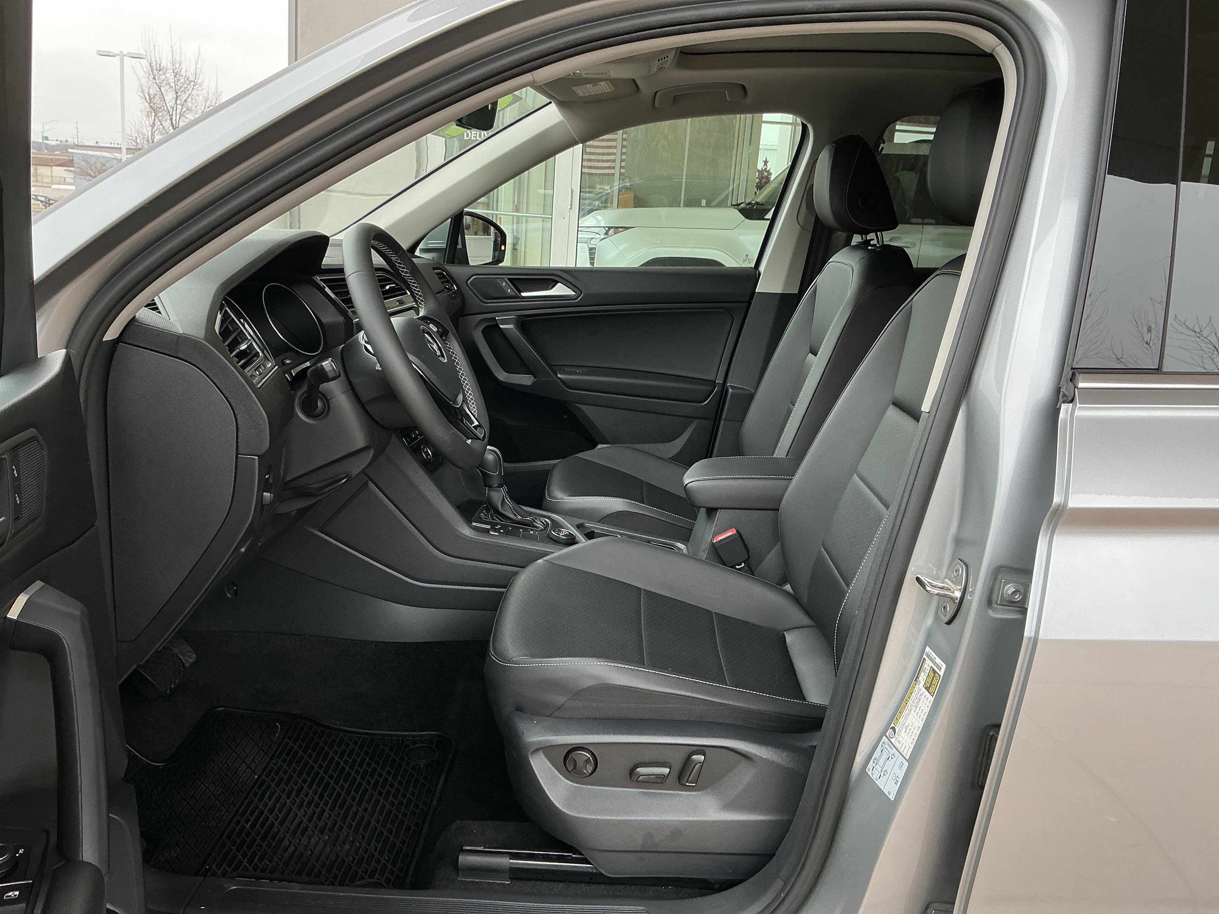 Used 2021 Volkswagen Tiguan SE w/ Panoramic Sunroof Package image 7