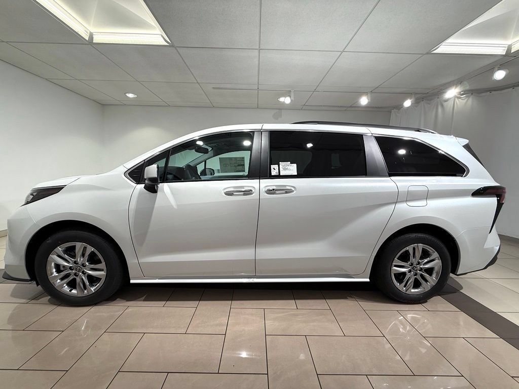 New 2026 Toyota Sienna XLE FWD image 2