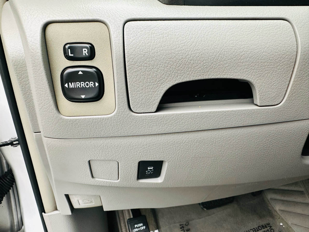 Used 2010 Toyota Camry LE FWD image 13