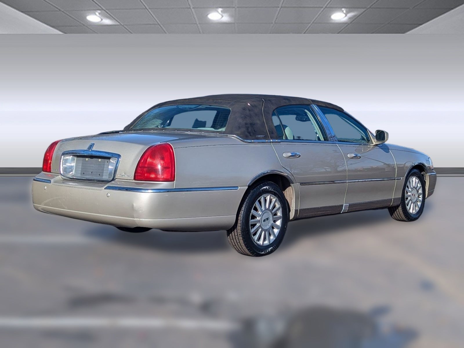 Used 2004 Lincoln Town Car Signature image 9
