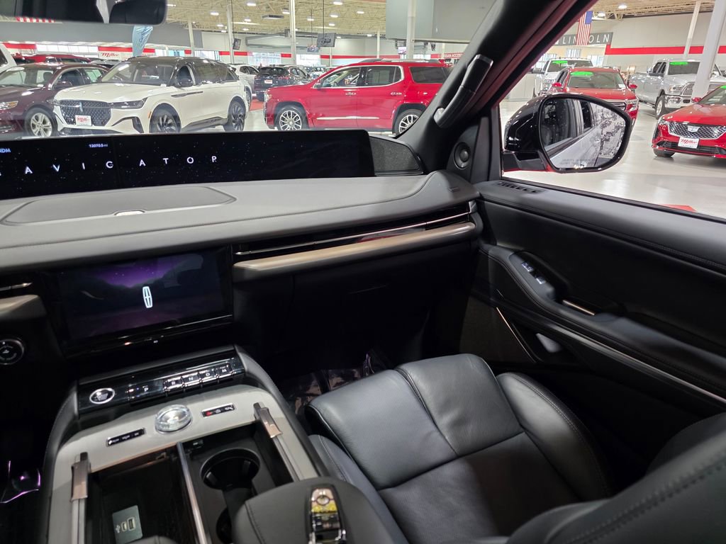 Certified 2025 Lincoln Navigator Reserve w/ Jet Appearance Package image 18