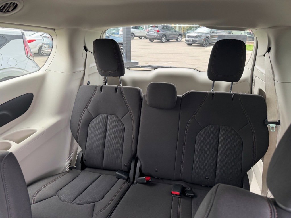 Used 2019 Chrysler Pacifica LX FWD image 6