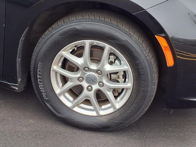 Used 2024 Chrysler Pacifica Touring-L image 25