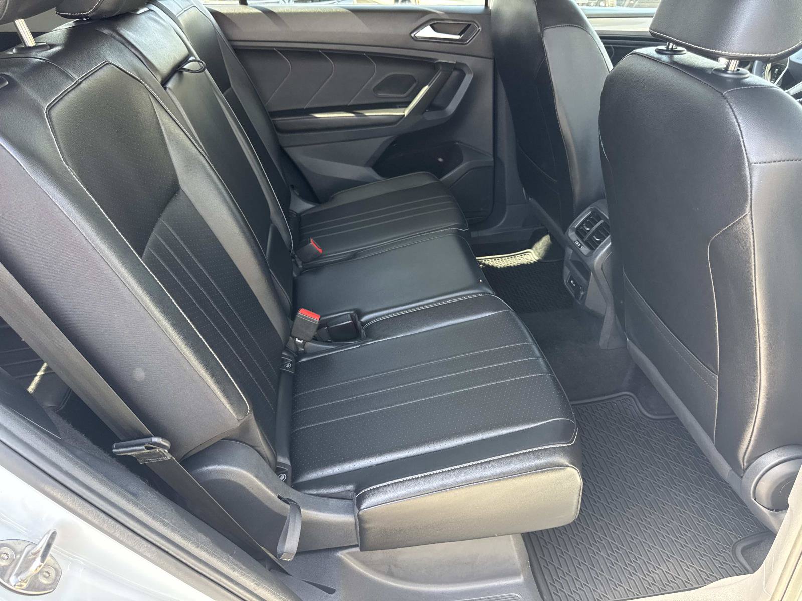 Certified 2024 Volkswagen Tiguan SE FWD image 32
