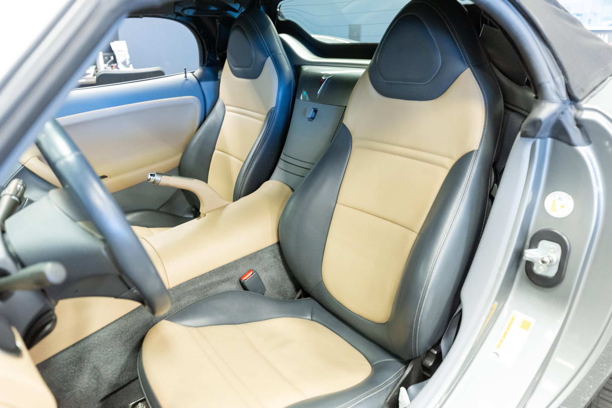 Used 2006 Pontiac Solstice Convertible w/ Premium Package RWD image 9