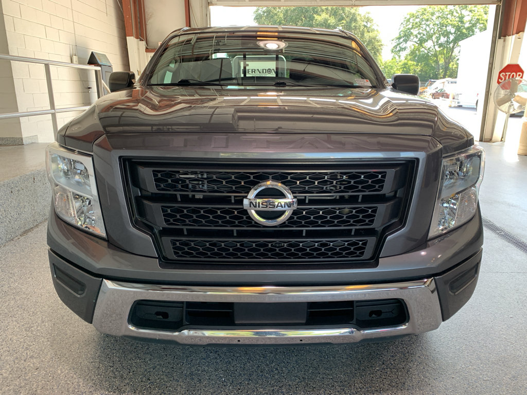 Used 2022 Nissan Titan SV RWD image 2