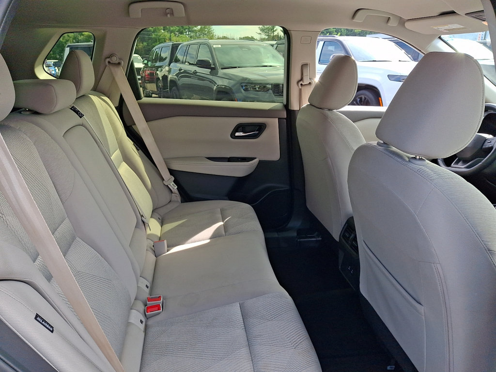 Used 2025 Nissan Rogue SV AWD/4WD image 15