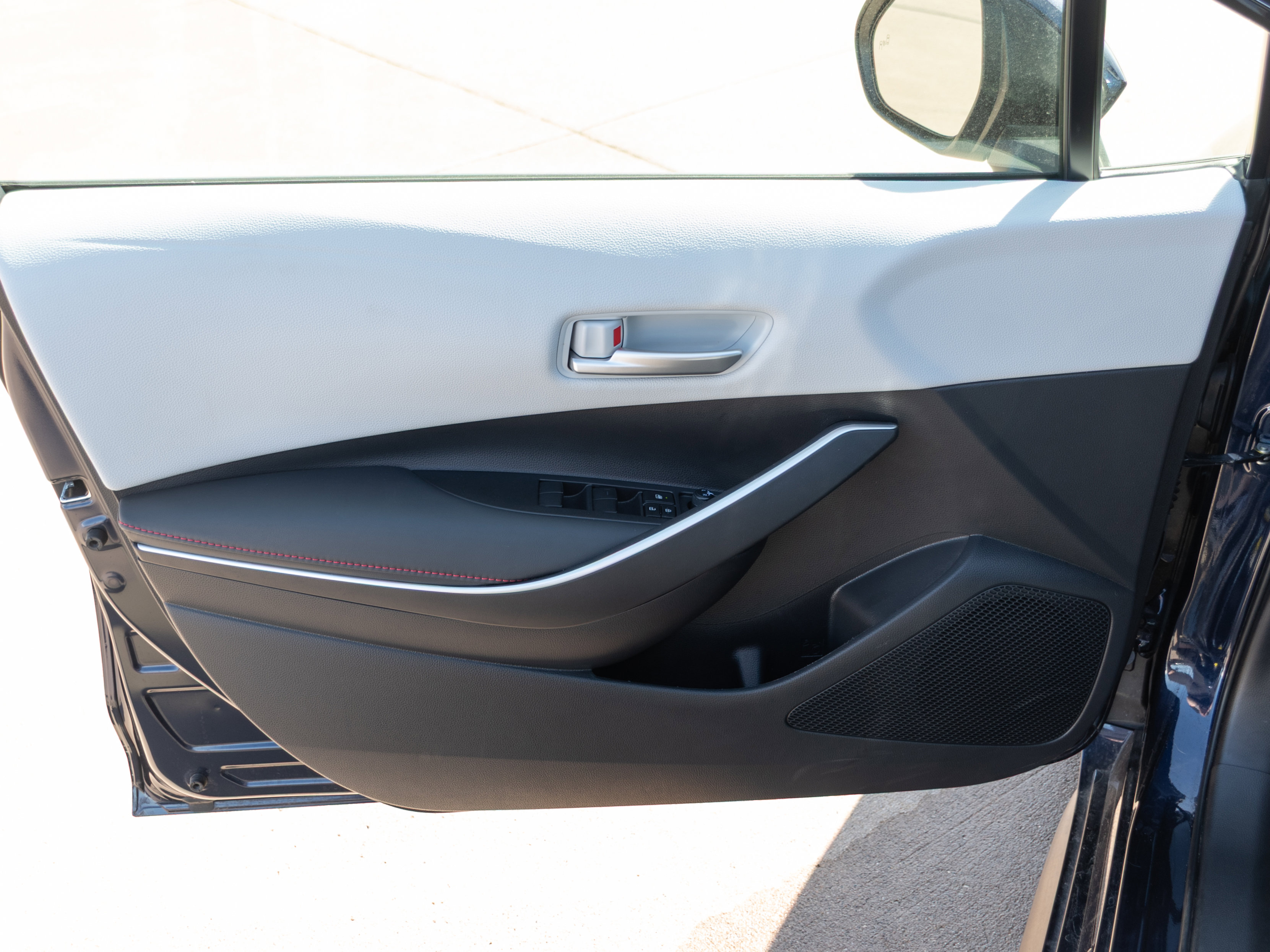 Used 2025 Toyota Corolla SE w/ SE Premium Package image 9