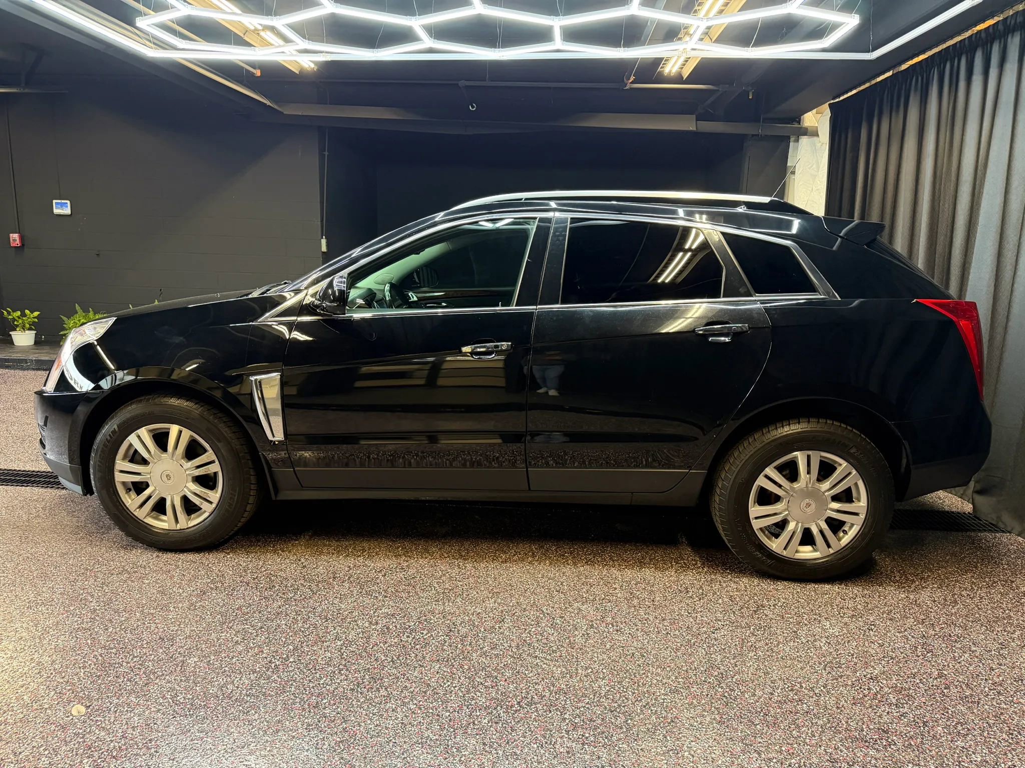 Used 2016 Cadillac SRX Luxury w/ Driver Awareness Package image 4