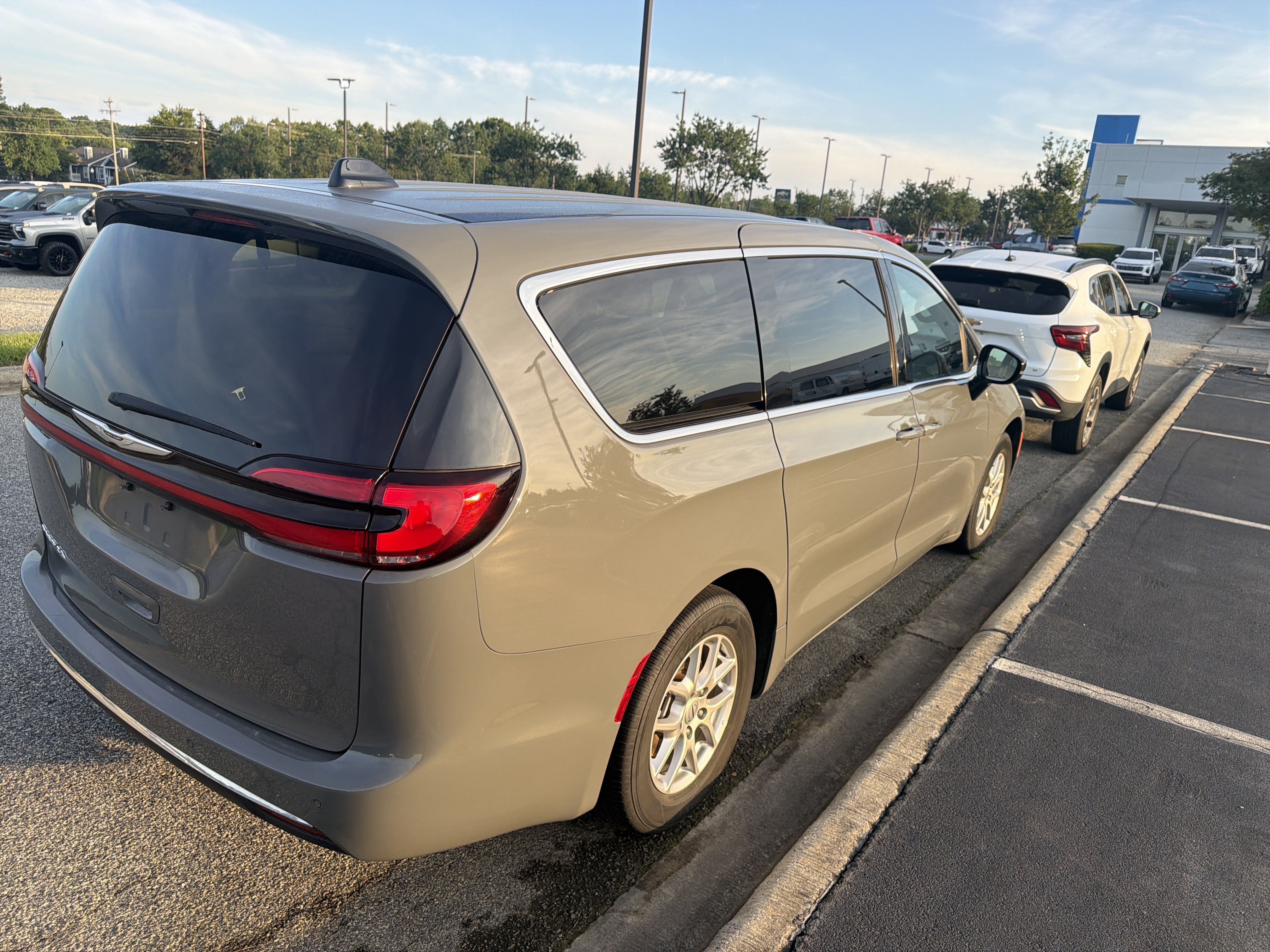 Used 2025 Chrysler Pacifica Select FWD image 9