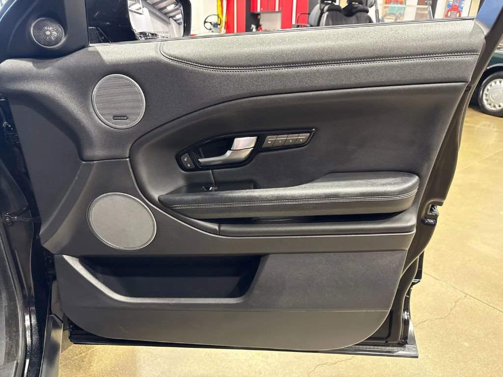 Used 2017 Land Rover Range Rover Evoque SE Premium image 34