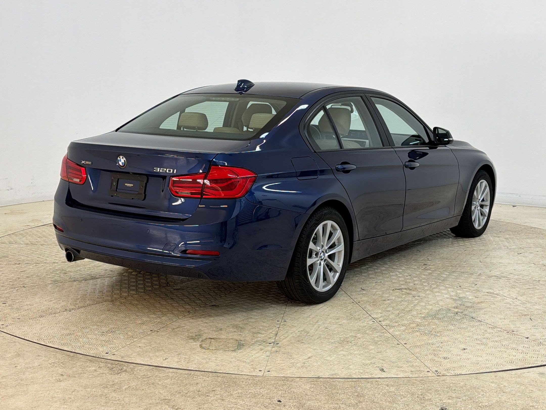 Used 2018 BMW 320i xDrive Sedan w/ Convenience Package AWD/4WD image 9