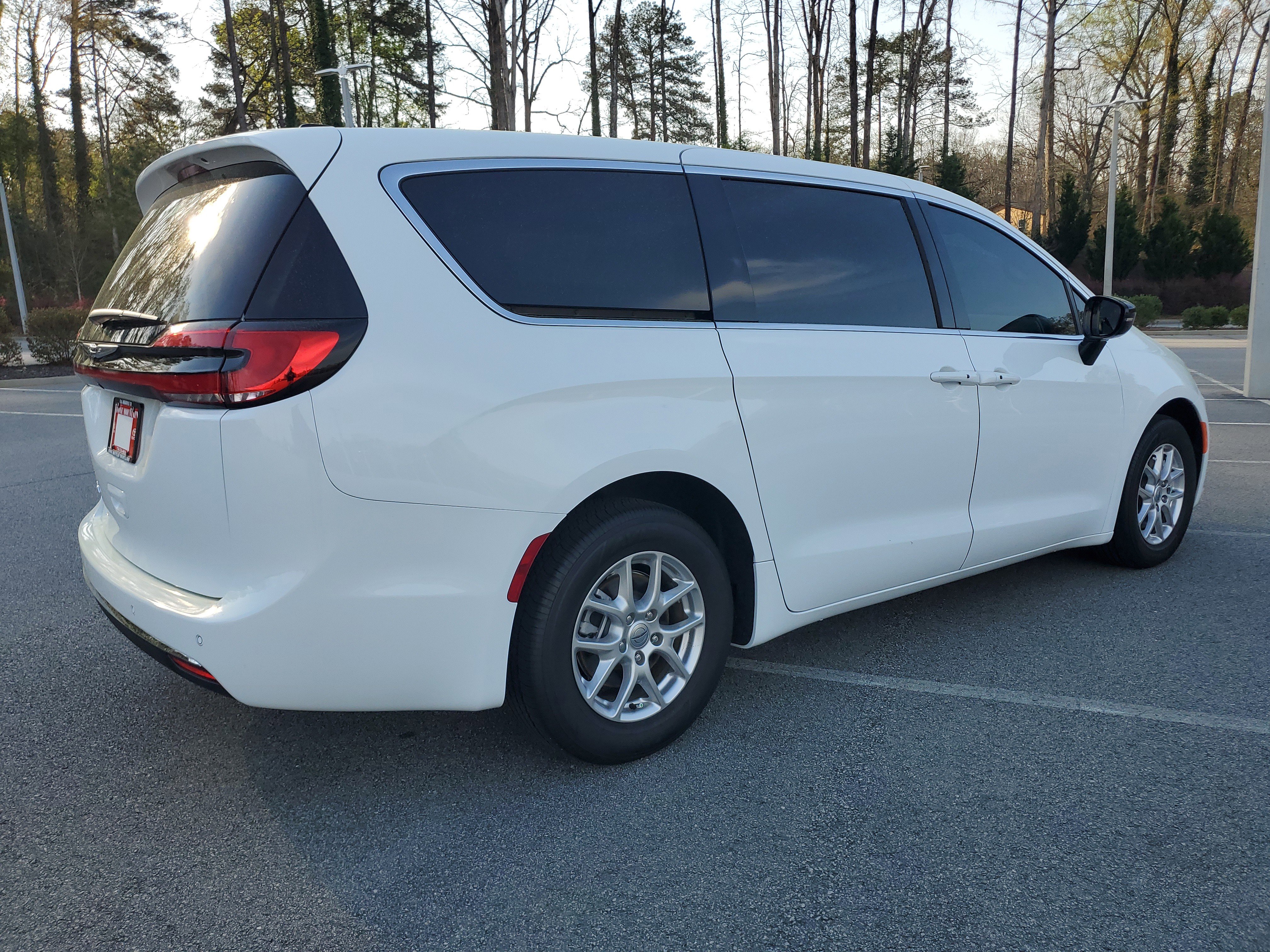 Used 2025 Chrysler Pacifica Select image 6