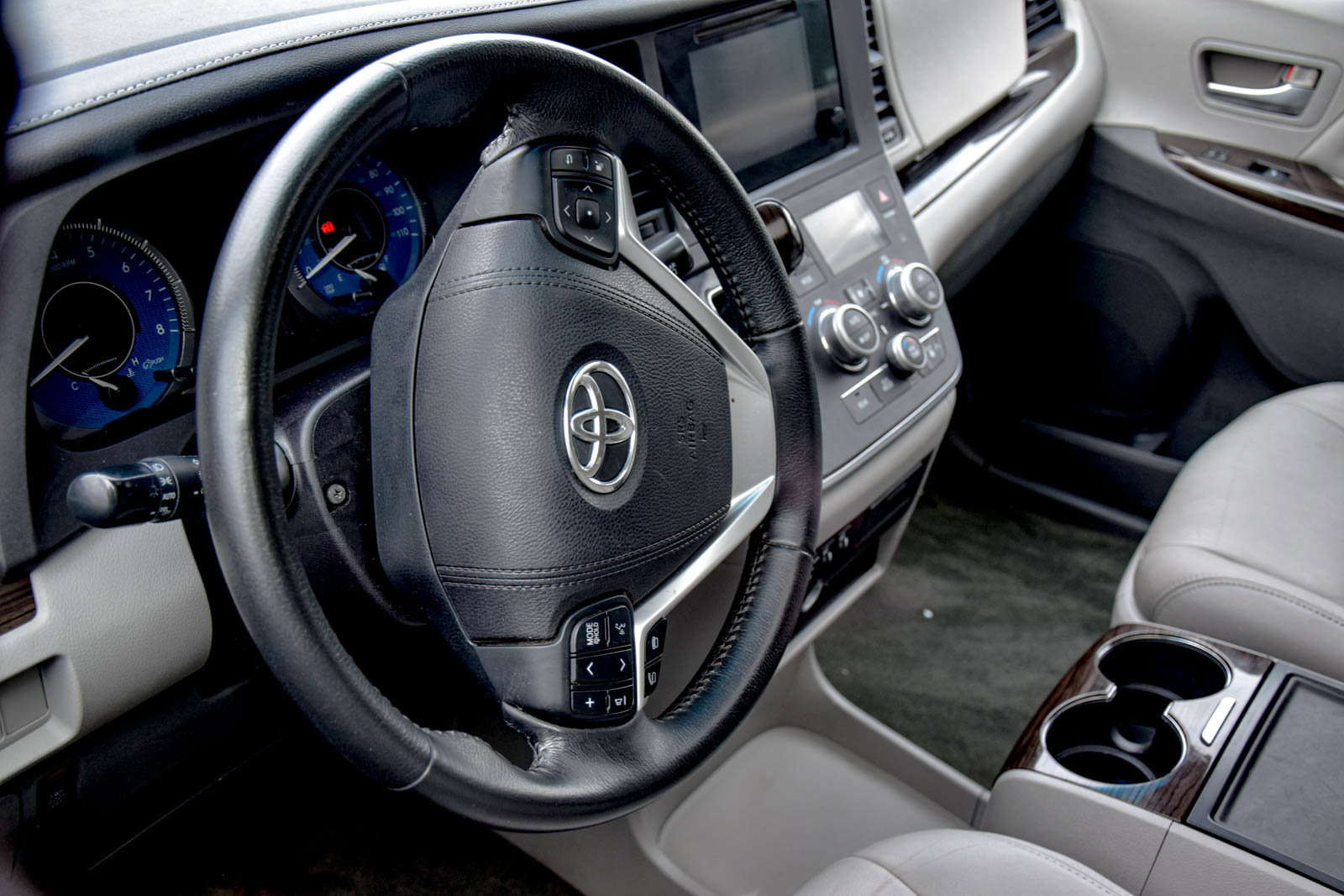 Used 2015 Toyota Sienna XLE FWD image 22