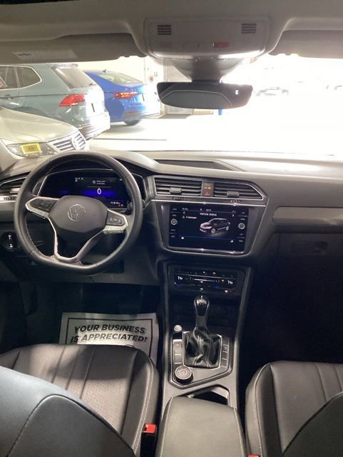 Certified 2022 Volkswagen Tiguan SE w/ Panoramic Sunroof Package AWD/4WD image 22