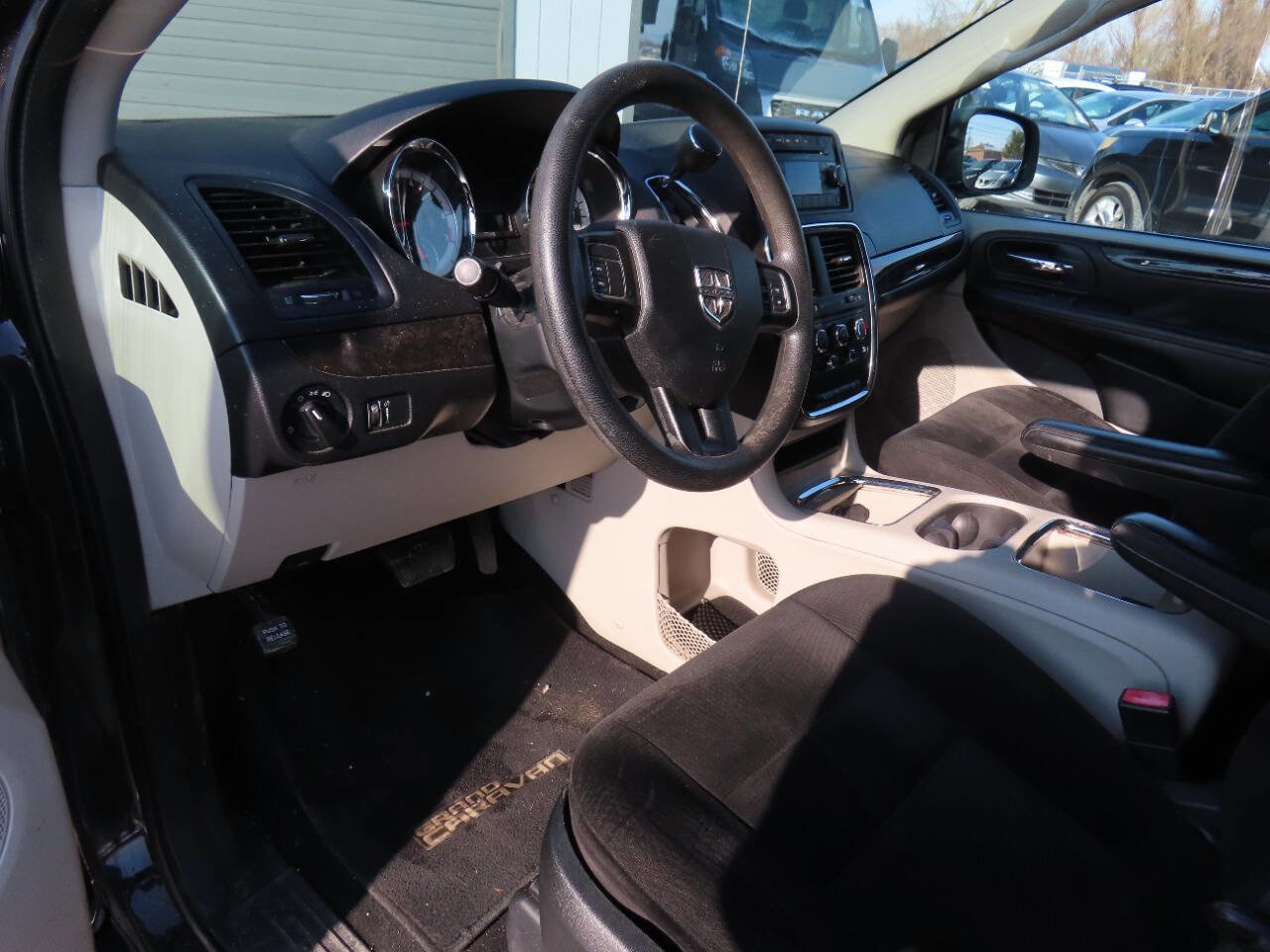 Used 2016 Dodge Grand Caravan SXT image 11