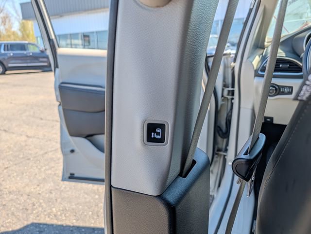 Used 2020 Chrysler Pacifica Limited w/ Advanced Safetytec Group FWD image 21