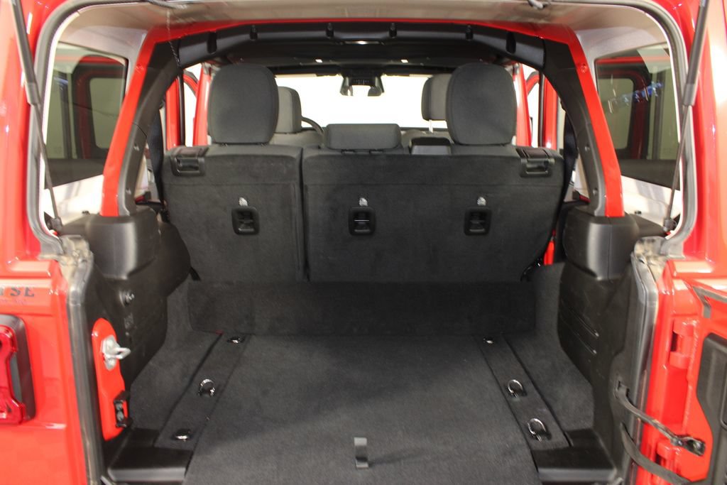 Used 2025 Jeep Wrangler Unlimited Sahara w/ Safety Group AWD/4WD image 17