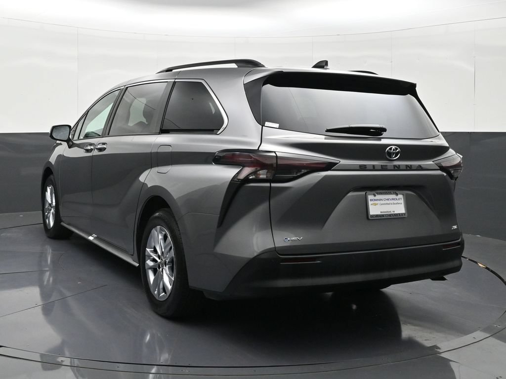 Used 2026 Toyota Sienna XLE FWD image 3