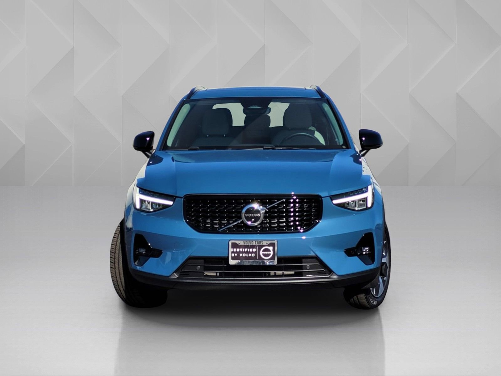 Certified 2023 Volvo XC40 B5 Plus w/ Driver Assist Package image 2