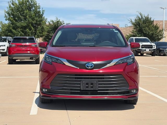 Used 2025 Toyota Sienna XLE FWD image 2