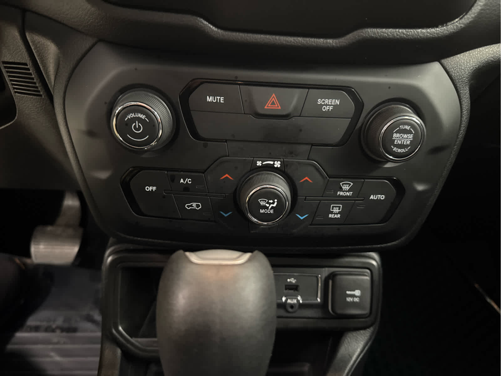 Used 2020 Jeep Renegade Latitude w/ Cold Weather Group image 14