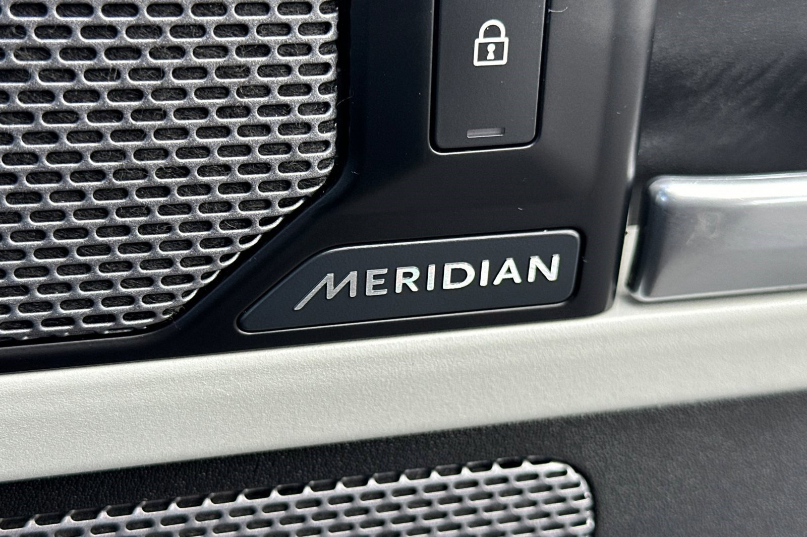 Used 2020 Land Rover Defender 110 SE image 24