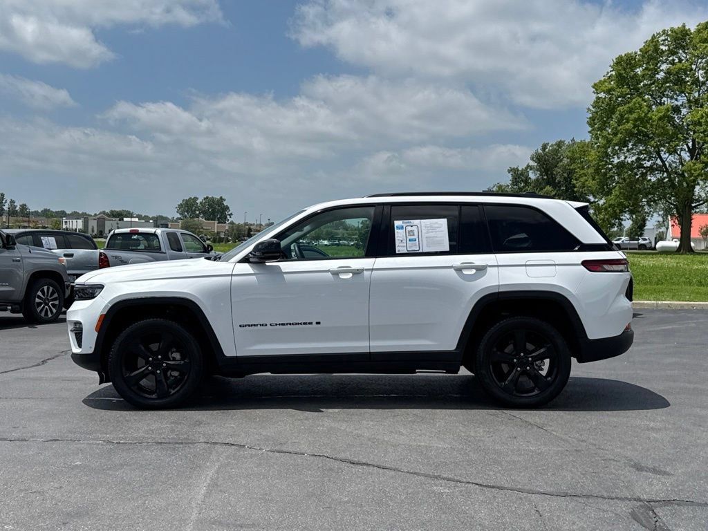 Used 2023 Jeep Grand Cherokee Limited w/ Luxury Tech Group II AWD/4WD image 4