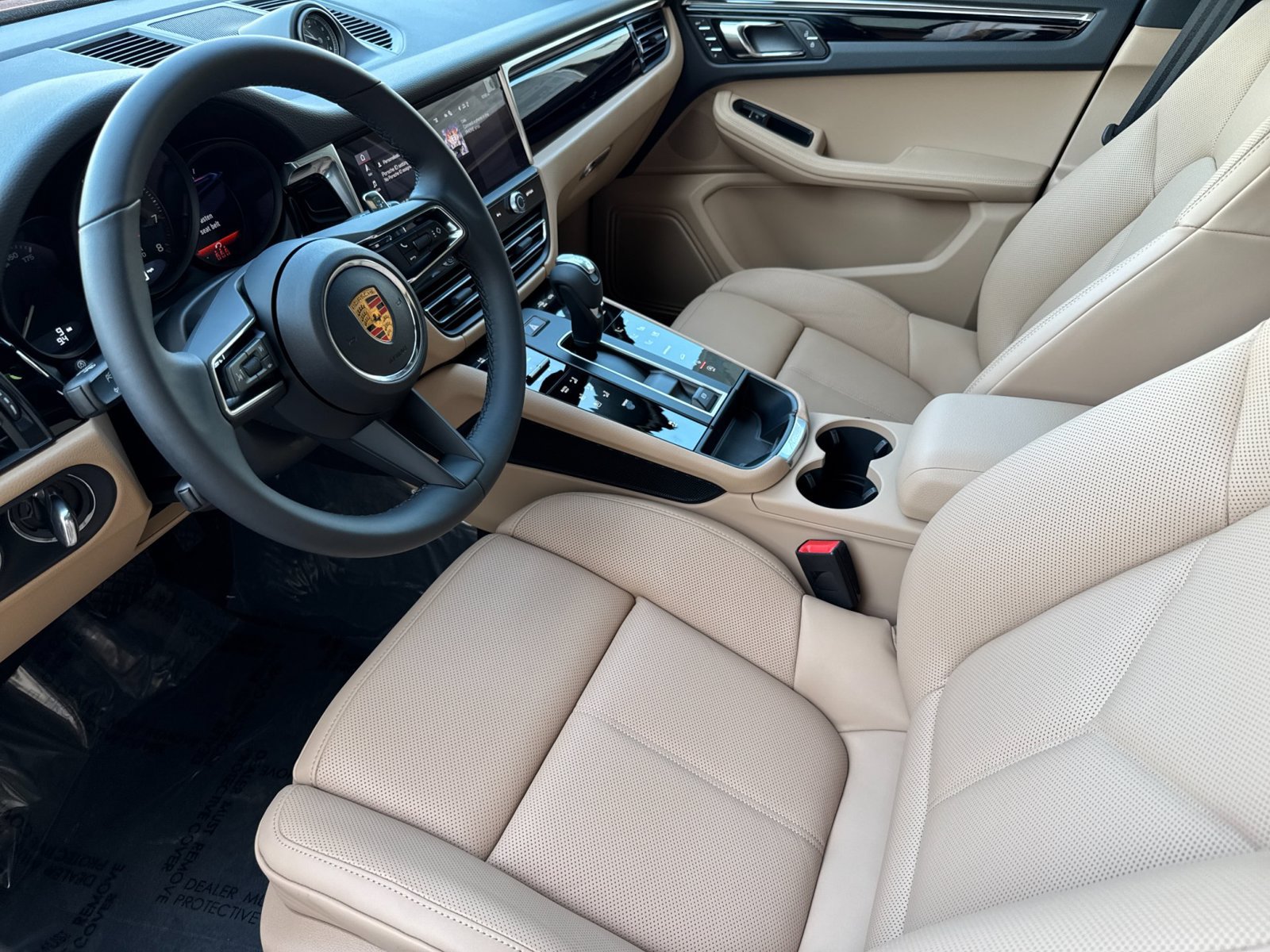 Certified 2026 Porsche Macan AWD/4WD image 4